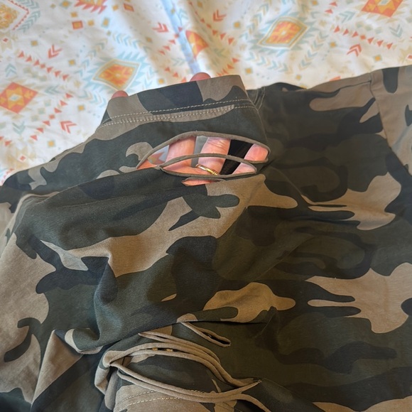 Distressed Camo Crop Top (L) - Picture 3 of 8